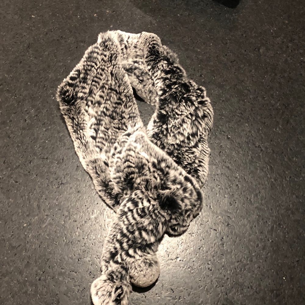 Elegant Fur Hiso scarf - Black and white